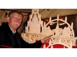 Josef Voß aus Halingen hat einen weihnachtlichen Schwibbogen in mühevoller Handarbeit hergestellt. Zu sehen sind das Alte Rathaus, die Vincenzkirche und der Teufelsturm advent2
